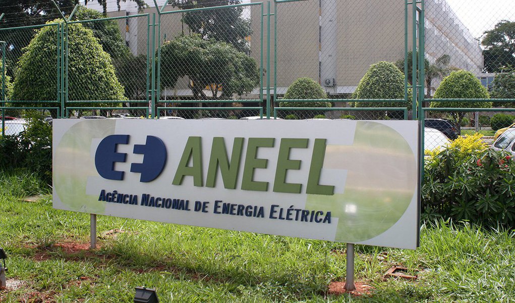 Agência Nacional de Energia Elétrica (Aneel) afirmou que não irá repassar para as contas de luz o custo das indenizações que o governo federal deve às empresas de transmissão de energia; "Hoje o consumidor já não suporta os níveis tarifários. Tudo é repassado para o consumidor... há uma preocupação muito grande da Aneel, o consumidor chegou ao seu limite", disse  o diretor da Aneel Reive Barros; somente a Eletrobras pleiteia R$ 20 bilhões em indenizações