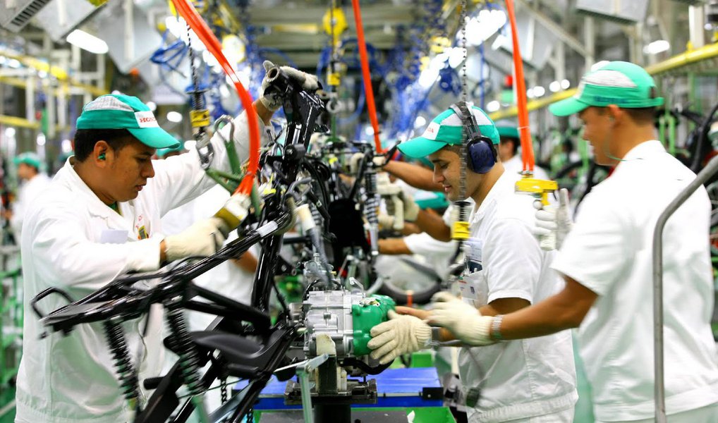 Pesquisa de Sondagem Industrial da Confederação Nacional da Indústria (CNI aponta que a produção industrial no Brasil voltou a cair em outubro, apesar de ser ais intenso que no mês anterior; dados mostram que o índice de elevação de produção ficou em 44,6 pontos ao longo do mês de outubro; em setembro indicador foi ainda menor, chegando a 42 pontos