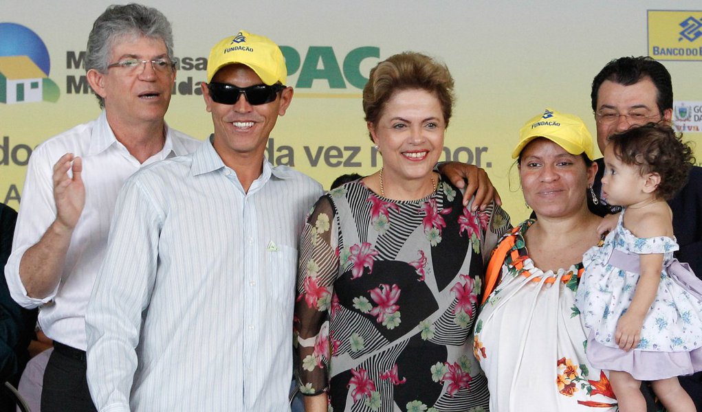 Governador da Paraíba defendeu a presidente nesta sexta-feira, durante entrega de habitações do Minha Casa, Minha Vida, em Campina Grande, berço político de um dos defensoresdo golpismo, o senador Cássio Cunha Lima (PSDB); Coutinho criticou os que "tentam derrubar a estabilidade do país"; "A senhora vai superar adversidades por esse povo que precisa ter esse país centrado e em plena recuperação econômica e é para isso que estamos dispostos a contribuir", disse; em discurso, Dilma falou várias vezes em união pelo bem do Brasil, independentemente de divergências políticas e partidárias