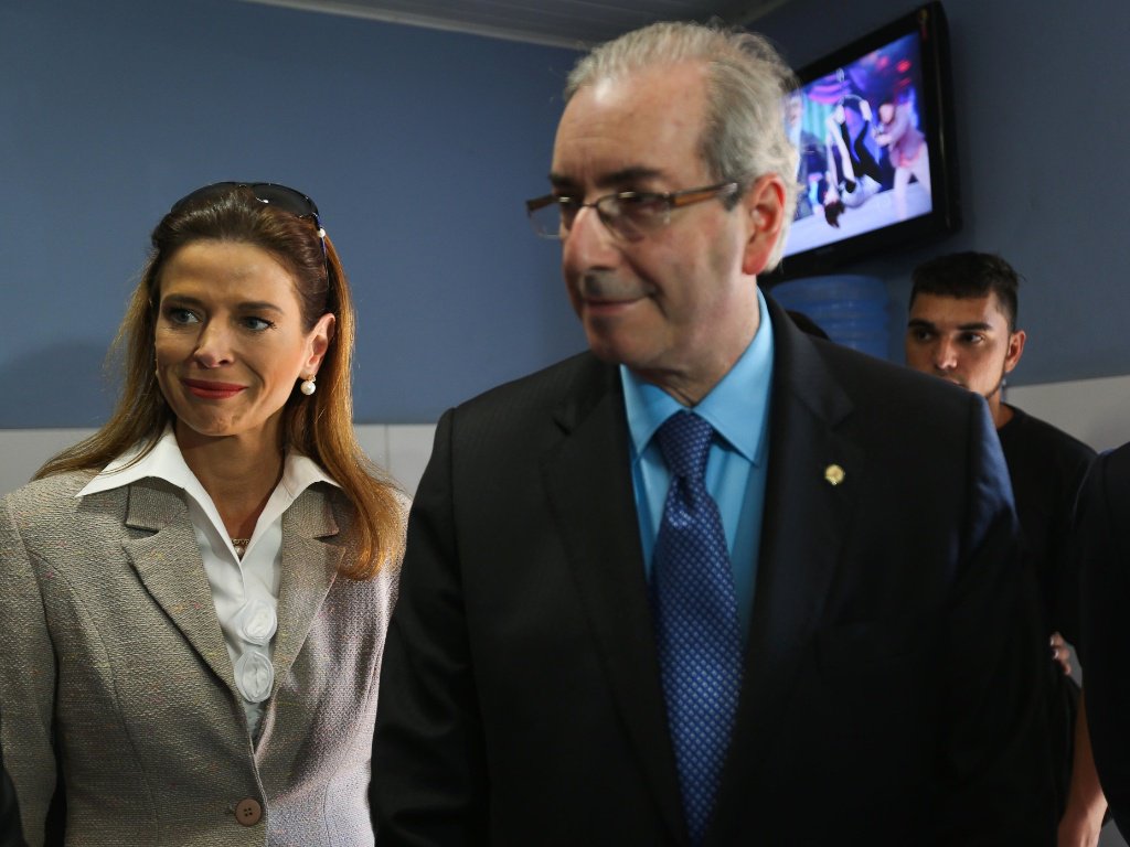 Estratégia do presidente da Câmara de dizer-se "usufrutuário" – usufrutário, na palavra dele – das contas abertas em seu nome na Suíça, ou seja, de um “futuro” beneficiário de um dinheiro “virtual”, "gera um 'pequeno' problema 'conjugal'", afirma Fernando Brito, do Tijolaço; "É que a conta de sua mulher, Cláudia Cruz, aberta no mesmo banco e nas mesmas circunstâncias, recebia dinheiro da 'conta-trust' e, com ele, pagava despesas lá e, sobretudo, aqui: academias, cursos e outros caros 'alfinetes' da senhora", explica o jornalista