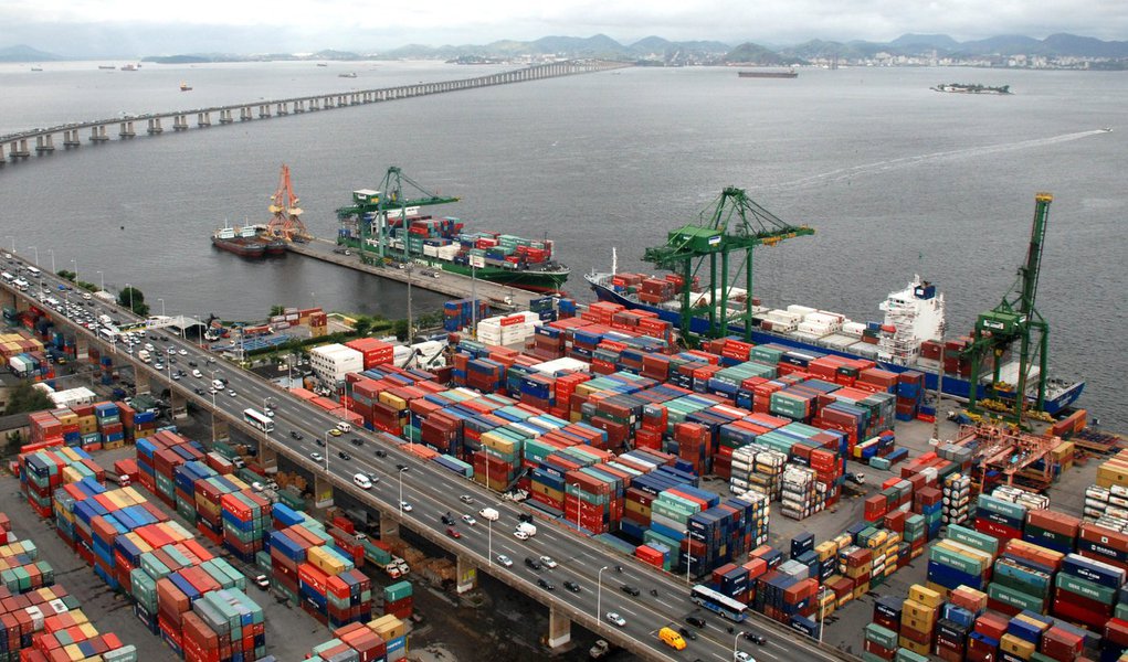 Balança comercial brasileira registrou superávit de US$ 2,689 bilhões no mês passado, o melhor resultado para agosto desde 2012 e mais uma vez guiado pela queda maior nas importações que nas exportações; após encerrar o sexto mês seguido no azul, o superávit comercial no acumulado do ano somou US$ 7,297 bilhões, bem acima do saldo positivo do mesmo período de 2014