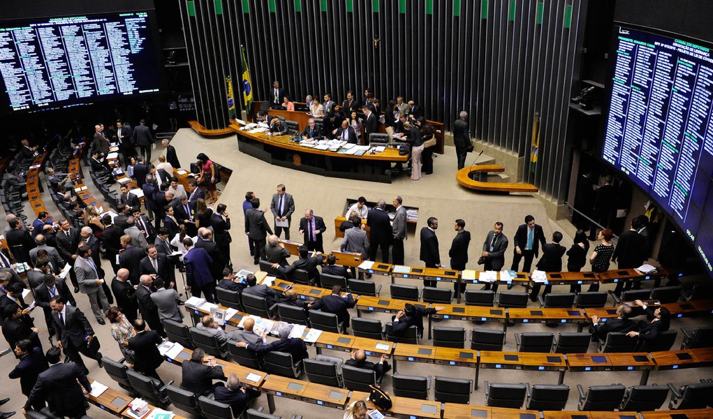 Por 277 votos a favor e 77 contra, deputados aprovaram Medida Provisória que eleva a alíquota da Contribuição sobre o Lucro Líquido (CSLL) de instituições financeiras de 15% para 20%; pelas contas do governo, aumento sobre o setor vai gerar R$ 900 milhões em arrecadação já neste ano; em 2016, o volume chegaria a mais de R$ 3 bilhões, e, em 2017, atingiria R$ 4 bilhões
