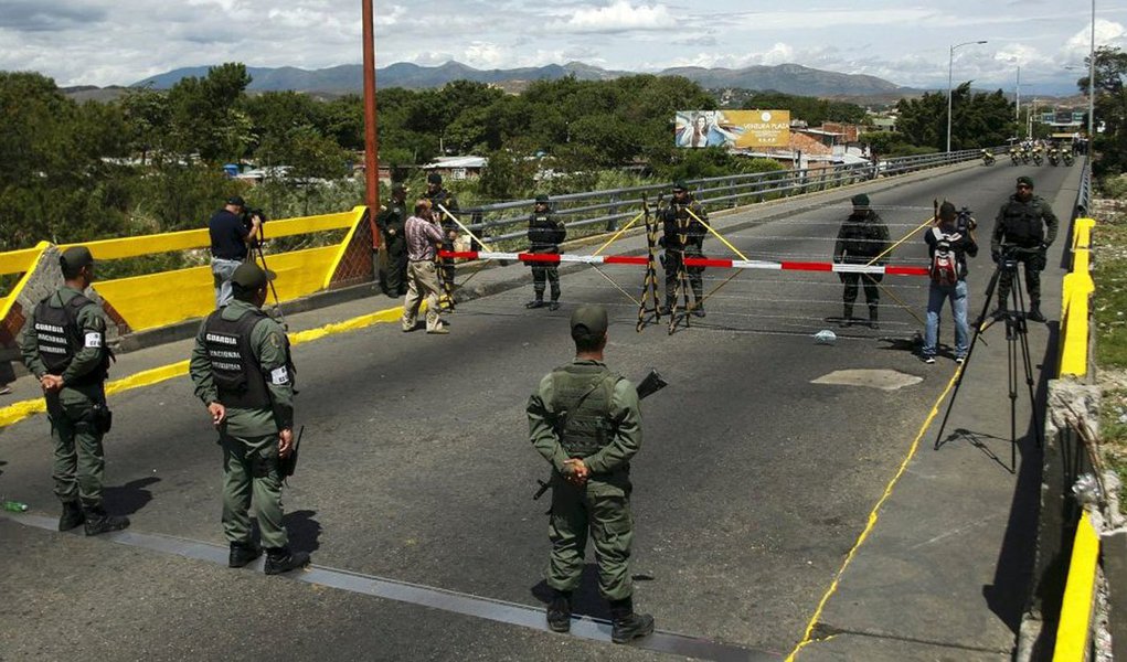 Presidente da Venezuela, Nicolás Maduro, afirmou que enquanto não chegar a um "acordo garantido" com a Colômbia, não reabrirá as áreas de fronteira; "Esse fechamento será mantido para proteger o nosso povo, até que consigamos um acordo com a Colômbia para uma nova fronteira de paz, um acordo garantido", disse; "Proponho, desde já, um trabalho para que Juan Manuel Santos e eu assinemos um pacto de paz, respeito, convivência e coexistência de modelos políticos", completou