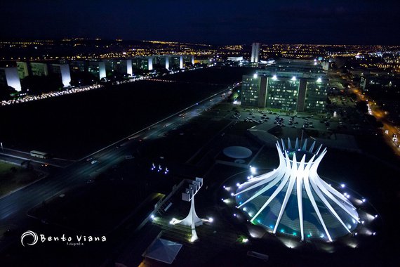 O reajuste de 32,5% sobre a contribuição de iluminação pública, proposto pelo governo de Brasília no início de setembro, representará para a maior faixa de consumidores aumento de até R$ 4,09 no valor mensal da conta de energia elétrica; se aprovado pelos deputados distritais, valerá a partir de janeiro de 2016