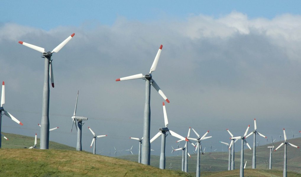 "Nós somos de fato uma ilha de prosperidade neste momento", diz a presidente executiva da Associação Brasileira de Energia Eólica, Elbia Gannoum; segundo ela, a crise se restringe mais ao ponto de vista da expectativa dos investidores do que da realidade; "O animal spirit do investidor fica afetado como um todo, mas se fizer uma fotografia apenas na indústria eólica, só tem resultados positivos, só está crescendo. Se o investidor conseguir fazer o exercício de olhar apenas na indústria eólica não existe crise", disse
 