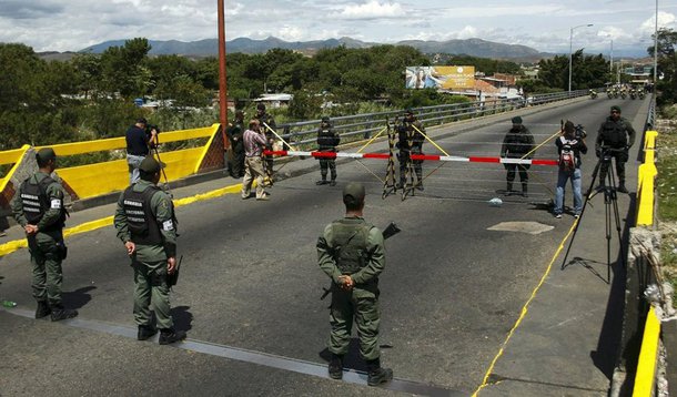Presidente da Venezuela, Nicolás Maduro, afirmou que enquanto não chegar a um "acordo garantido" com a Colômbia, não reabrirá as áreas de fronteira; "Esse fechamento será mantido para proteger o nosso povo, até que consigamos um acordo com a Colômbia para uma nova fronteira de paz, um acordo garantido", disse; "Proponho, desde já, um trabalho para que Juan Manuel Santos e eu assinemos um pacto de paz, respeito, convivência e coexistência de modelos políticos", completou