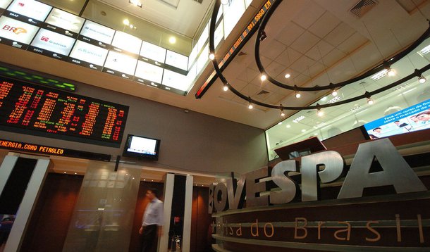 A situação no mercado de câmbio e juros fez com que o governo adiasse a abertura de capital da Caixa Seguridade e do IRB; a cotação do dólar subiu mais nesta quarta-feira (23) e chegou a atingir R$ 4,15; o Banco Central vendeu moeda americana para tentar segurar o preço, mas no fim do dia, a moeda valia R$ 4,14 - recorde histórico