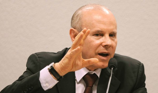 O ex-ministro da Fazenda, Guido Mantega, defendeu a manutenção do atual responsável pela pasta, Joaquim Levy, no cargo; "A melhor opção do governo é mantê-lo no cargo e trabalhar pelo superavit de 0,7%. Não tem como criar um plano B", afirmou; especulações deram conta que Levy poderia deixar o governo e ser substituído pelo ministro do Planejamento, Nelson Barbosa