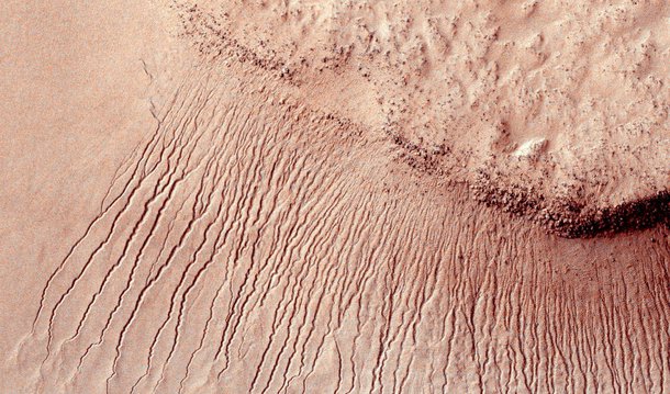 "Isso sugere que seria possível para a vida estar em Marte hoje", disse John Grunsfeld, administrador associado da Nasa para as ciências, a jornalistas ao discutir o estudo publicado na revista científica Nature Geoscience; "Marte não é o planeta seco e árido que nós pensávamos no passado. Sob certas circunstâncias, a água líquida é encontrada em Marte", disse Jim Green, diretor da agência para ciência planetária