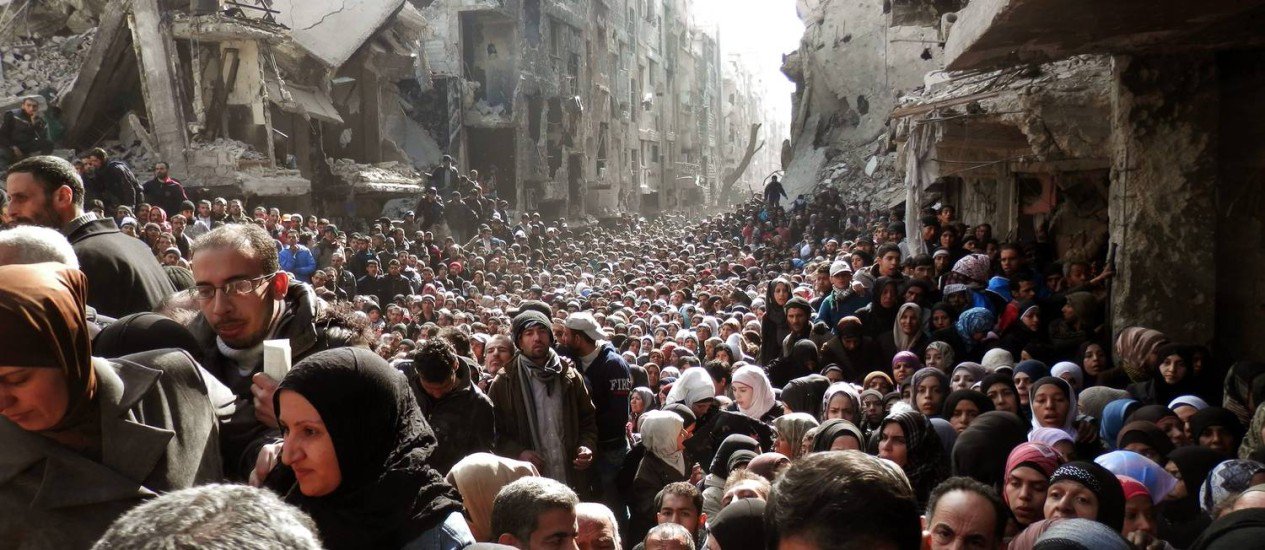 Mais um milhão de pessoas serão deslocadas dentro da Síria até o final do ano se a guerra no país não abrandar, elevando potencialmente o fluxo de refugiados para a Europa, disse o coordenador humanitário da Organização das Nações Unidas na Síria, Yacoub El Hillo; "A menos que algo grande seja feito para resolver este conflito através de meios políticos, o trem humano que começou a se mover para fora da Síria e região continuará ocorrendo durante muitos meses à frente," afirmou El Hillo à Reuters