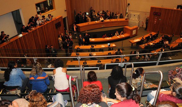 A Câmara Legislativa do Distrito Federal aprovou parte dos projetos apresentados pelo Executivo para aumentar a arrecadação, diante da crise financeira que atravessa; entre as propostas estão, por exemplo, o aumento de ICMS de bebidas alcoólicas, fumos e derivados, e nova distribuição do ICMS no comércio eletrônico; nesse item, o Executivo espera arrecadar, já em 2016, R$ 375 milhões; outros itens do conjunto de medidas enviado pelo governo de Brasília para equilibrar o caixa, como mudanças na taxa de limpeza pública, devem ser votados na próxima semana