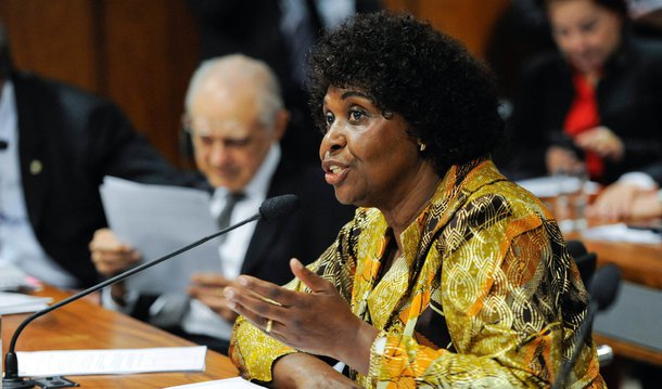 O nome da deputada Benedita da Silva (PT-RJ) ganhou força para ocupar a pasta da Cidadania, que vai reunir as secretarias de Políticas para as Mulheres, Igualdade Racial e Direitos Humanos; ela aparece agora como mais cotada para ocupar o cargo, pois estaria sendo apoiada pelo ex-presidente; o nome da deputada Moema Gramacho (BA) teria perdido força; Benedita é considerada um símbolo do partido e agradaria vários setores ligados aos movimentos de mulheres e de negros