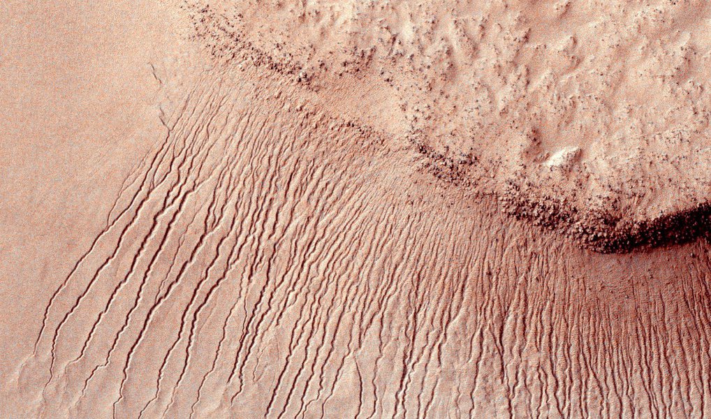 "Isso sugere que seria possível para a vida estar em Marte hoje", disse John Grunsfeld, administrador associado da Nasa para as ciências, a jornalistas ao discutir o estudo publicado na revista científica Nature Geoscience; "Marte não é o planeta seco e árido que nós pensávamos no passado. Sob certas circunstâncias, a água líquida é encontrada em Marte", disse Jim Green, diretor da agência para ciência planetária