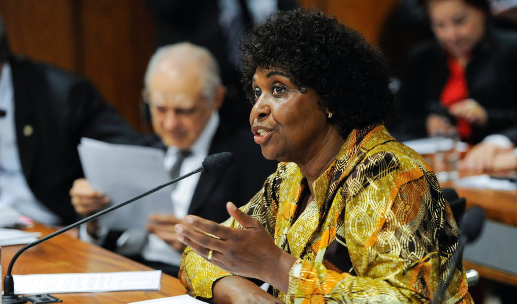 O nome da deputada Benedita da Silva (PT-RJ) ganhou força para ocupar a pasta da Cidadania, que vai reunir as secretarias de Políticas para as Mulheres, Igualdade Racial e Direitos Humanos; ela aparece agora como mais cotada para ocupar o cargo, pois estaria sendo apoiada pelo ex-presidente; o nome da deputada Moema Gramacho (BA) teria perdido força; Benedita é considerada um símbolo do partido e agradaria vários setores ligados aos movimentos de mulheres e de negros