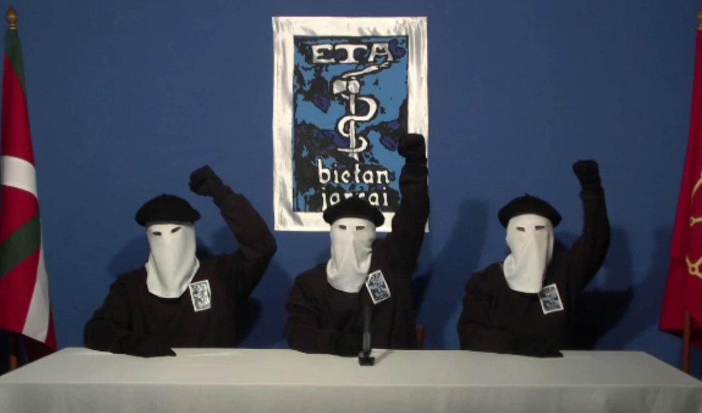 Policiais  da Espanha e da França prenderam dois líderes do movimento separatista basco ETA; prisões enfraquecem ainda mais o grupo que anunciou que iria deixar a violência de lado em 2011 uma pausa indefinida em sua campanha de violência; "Esta operação deixa o ETA absolutamente sem líder", afirmou o ministro do Interior, Jorge Fernandez Diaz; "Posso até dizer que isto será a certidão de óbito do ETA", completou