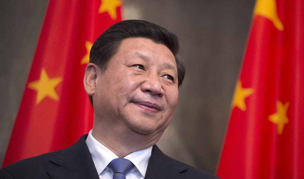 Presidente da China, Xi Jinping, disse a líderes africanos em uma reunião de cúpula que seu país irá implantar dez planos de cooperação com no valor de US$ 60 bilhões ao longo de três anos para financiar o desenvolvimento no continente; "Para garantir o sucesso da implementação destes dez planos de cooperação, a China decidiu prover um total de 60 bilhões de dólares em apoio financeiro", afirmou XI;  "Esses planos são destinados a abordar três questões que atrasam o desenvolvimento de África, a infraestrutura inadequada, falta de profissionais e pessoal qualificados e falta de financiamento", completou