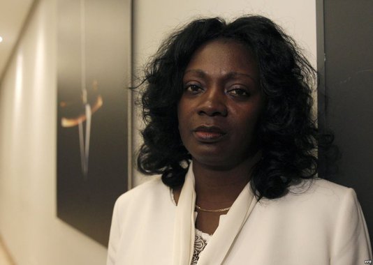 Dissidentes cubanos aproveitaram a vista do papa Francisco a Cuba para denunciar uma série de detenções e de prisões domiciliárias de opositores do presidente Raúl Castro; líder do movimento Damas de Branco, Berta Soler, disse ter sido detida temporariamente, juntamente com o marido, o ex-preso político Ángel Moya, e outros 22 opositore quando tentava assistir à miss acampar; "Saímos da sede do [movimento] 23 Damas de Branco às 5h da manhã para podermos chegar à praça [onde o papa celebrou a missa] e fomos todos presos", disse 