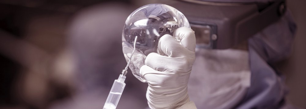 Agência Reguladora de Medicamentos e Produtos para a Saúde (MHRA, na sigla em inglês) da Grã-Bretanha suspendeu as vendas de implantes de silicone feitas pela empresa brasileira Silimed por suspeitas de contaminação; agência recomendou, ainda, que nenhum dos dispositivos, incluindo implantes para mama, pênis e testiculares, sejam utilizados até novo aviso; "A instituição alemã designada para monitorar a Silimed "realizou recentemente uma inspeção da fábrica de produção no Brasil e verificou que as superfícies de alguns dispositivos estavam contaminadas com partículas", infomrou a MHRA por meio de um comunicado