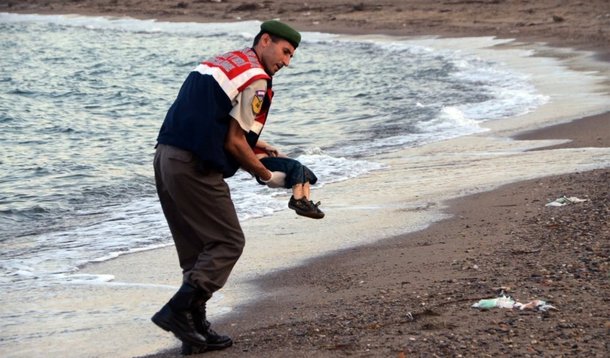 Os corppos das duas crianças sírias que se afogaram juntamente com a mãe ao tentar chegar à Grécia foram enterrados na cidade síria de Kobani nesta sexta-feira; fotografia de Aylan Kurdi, de 3 anos, na areia de uma praia, foi publicada em jornais de todo o mundo e gerou uma onda de indignação pelo drama vivido pelas centenas de milhares de imigrantes e refugiados que buscam abrigo em países europeus