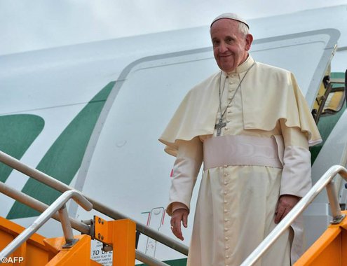 Papa Francisco chegou neste sábado (19) a Havana para dar início a uma viagem por Cuba e pelos Estados Unidos; pontífice vai aproveitar a oportunidade para avaliar os impactos da aproximação diplomática que ele ajudou a promover; esforços acabaram por resultar no reestabelecimento de laços diplomáticos e no alívio de algumas restrições de viagem e comércio por parte dos EUA, apesar do embargo econômico norte-americano continuar em vigor