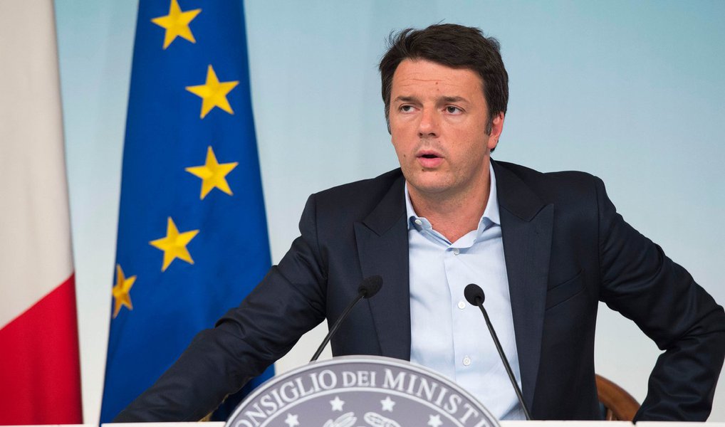 Primeiro-ministro italiano, Matteo Renzi, criticou duramente os sindicatos por conta do fechamento temporário do Coliseu de Roma; “Não permitiremos que sindicatos anti-Itália façam a cultura de refém”, postou Renzi no Twitter; ele também colocou uma foto de multidões de turistas ao redor do anfiteatro; grevistas querem a contratação de mais funcioonários e o pagaento de salários atrasados