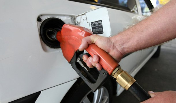 Comitê de Política Monetária (Copom) do Banco Central reduziu a projeção para a alta dos preços da gasolina e energia elétrica neste ano; projeção para  o combustível passou de 9,2% para 8,9%, estimativa de aumento para os preços da energia elétrica também foi reduzida de 50,9% para 49,2%