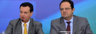 Ministro do Planejamento, Nelson Barbosa, sinalizou mudanças nos investimentos sociais, diante da crise econômica; “Estamos numa fase de reavaliação dos programas. Não chamaria de cortes, porque o que mandamos no projeto de lei orçamentária é uma previsão de gastos e receitas. Estamos reavaliando vários programas, as regras, seus gastos. Nossa meta é o superávit primário”; ao lado do ministro Gilberto Kassab, ele citou o Minha Casa, Minha Vida: “Há uma previsão de recursos para começar a fase 3 de uma maneira mais devagar, condizente com o cenário fiscal que a gente vê para o próximo ano”, disse; objetivo do governo é perseguir um superávit de 0,7% do PIB