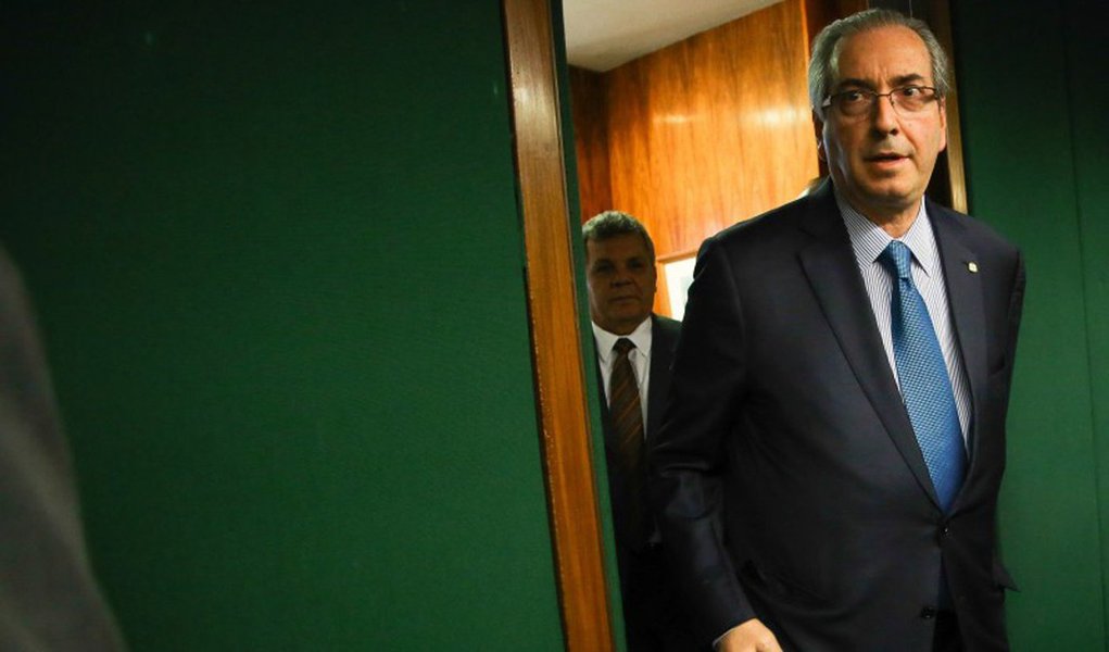 Alvo da Operação Catilinárias, deflagrada pela manhã, o presidente da Câmara, deputado Eduardo Cunha (PMDB-RJ), teve seu celular apreendido no mandado de buscas cumprido pela PF em suas residências no Rio e no DF; a ação foi pedida pela Procuradoria-Geral da República e teve aval do ministro do Supremo Tribunal Federal Teori Zavascki; Cunha é acusado de envolvimento na Lava Jato e tem contra ele um processo de cassação na Comissão de Ética sobre suas contas não declaradas na Suíça; senador Édison Lobão é também alvo da operação, assim como o ministro de Ciência e Tecnologia, Celso Pansera; como presidente da Câmara, Cunha se aliou ao PSDB e ao DEM para tentar derrubar a presidente Dilma Rousseff, por meio de um golpe parlamentar; ao todo, são 53 mandados de busca e apreensão