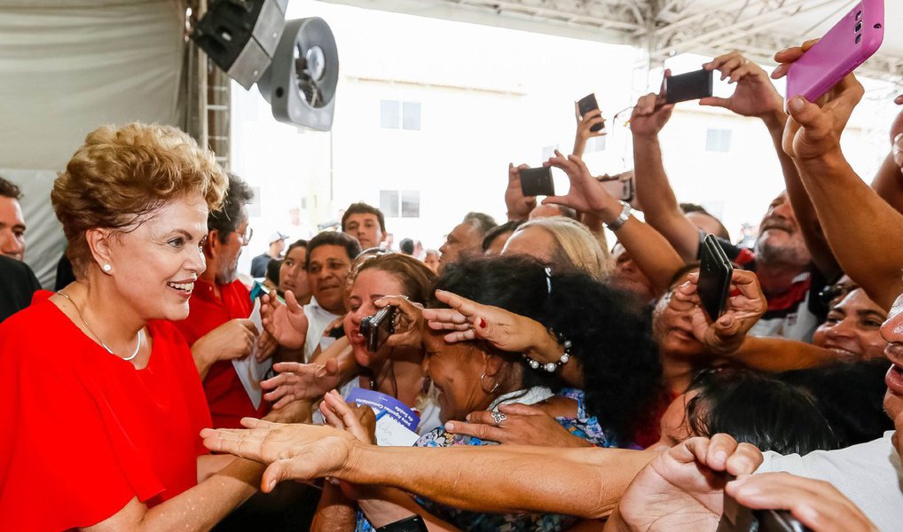 Para Tereza Cruvinel, colunista do 247, o uso pela cada vez mais frequente pela imprensa do adjetivo "petista" para se referir à presidente Dilma Rousseff transformou-se numa espécie de xingamento, "uma palavra que difama, portadora de uma carga de censura comparável a 'machista' e 'racista'"; trata-se, segundo ela, de uma estratégia de "fundir e potencializar desgastes"; "É preciso lembrar o tempo todo que Dilma é filiada ao PT, este que é acusado de ter recebido propinas sob a forma de doações eleitorais, não bastasse o mensalão. Este que é xingado nas ruas, não bastasse a rejeição altíssima à própria presidente", afirma