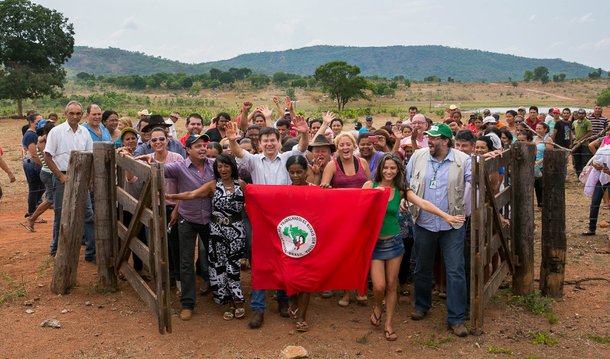 Ministro do Desenvolvimento Agrário, Patrus Ananias, encaminhou para presidente Dilma Rousseff o novo plano de reforma agrária que até 2018 pretende assentar 120 mil famílias que vivem acampadas no país; “Elaboramos um plano concreto, factível, um plano de ação na perspectiva de assentarmos em condições dignas as 120 mil famílias hoje acampadas no Brasil”, disse Patrus após participar de reunião da comissão geral da Câmara dos Deputados