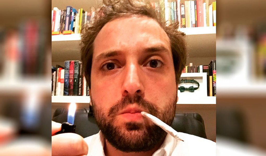 Humorista Gregório Duvivier ironiza o debate sobre a questão das drogas no Brasil: “A verdade é que a proibição nunca chegou aqui em casa. Por ser homem, branco, cisgênero e de classe média alta, a polícia sempre me tratou com o maior respeito”, diz; “Fosse eu negro, pobre ou travesti, teria conhecido o famoso esculacho –um mimo da PM que muitas vezes acaba em morte. A guerra às drogas é uma guerra aos pobres –e a prova disso é que não conheço nenhum rico preso por tráfico”, conclui