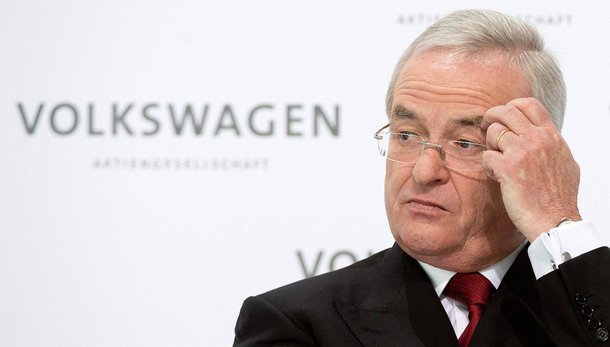 Presidente-executivo da Volkswagen, Martin Winterkorn, renunciou ao cargo após assumir a responsabilidade pela fraude em testes de emissão de poluentes em veículos da montadora nos Estados Unidos; Agência de Proteção Ambiental dos EUA afirmou que  aempresa poderá enfrentar penas de até US$ 18 bilhões pelas fraudes nos testes de poluentes em diversos modelos de veículos com motores a diesel; escândalo é considerado o maior enfrentado pela montadora em seus 78 anos de operação