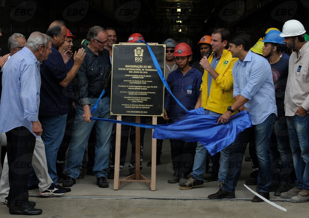 O prefeito Eduardo Paes entregou ao Comitê Rio 2016, o prédio do Centro Internacional de Transmissão, local de onde serão transmitidas as imagens das competições dos jogos