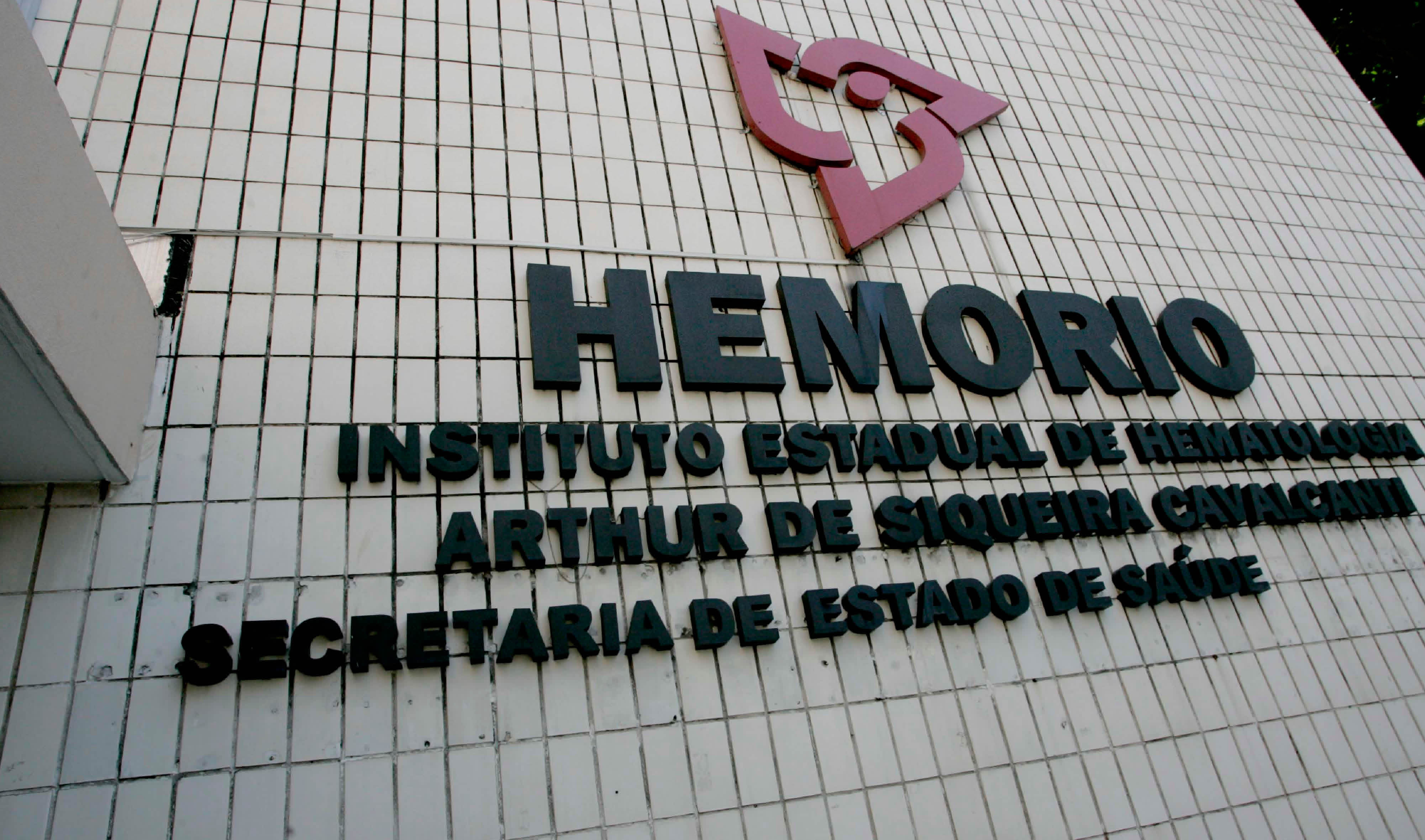 Os funcionários terceirizados que prestam serviços de alimentação, vigilância e limpeza no HemoRio entraram em greve por conta do atraso no pagamento dos salários; os médicos também cogitaram a possibilidade de entrar em greve, mas desistiram após terem o pagamento dos salários regularizados