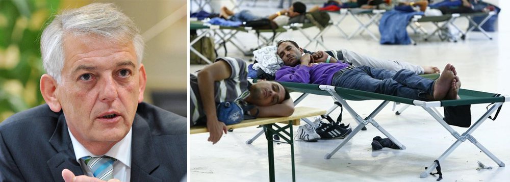 Chefe do escritório de refugiados da Alemanha, Manfred Schmidt, aque vinha sendo duramente criticado pea maneira com que vinha lidando com a crise gerada pelos milhares de refugiados que pediram asilo ao país, alegou razões pessoais para entregar o cargo; renúncia amplia tensão sobre o ministro do Interior, Thomas de Maizière, que está sob pressão deviso a acusaçõ de lentidão por parte dos funcionários da pasta para processar o fluxo de refugiados