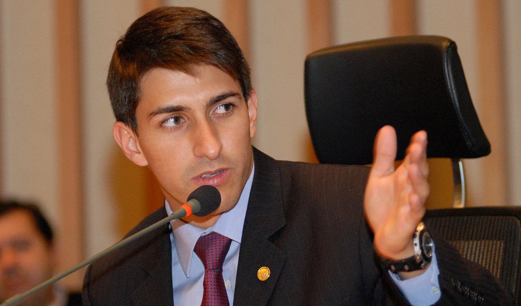 Ministério Público do Distrito Federal e Territórios (MPDFT) abriu processo de investigação contra o deputado distrital Cristiano Araújo (PTB); o ministério vai apurar as circunstâncias nas quais a tia dele, Ana Lúcia de Melo, foi nomeada para trabalhar em cargo comissionado no gabinete do parlamentar; desde 2007, a servidora é casada com Artur Nogueira, irmão da mãe do distrital; a CLDF tem 15 dias para enviar ao MPDFT os documentos que comprovem ou não o parentesco da servidora com o parlamentar