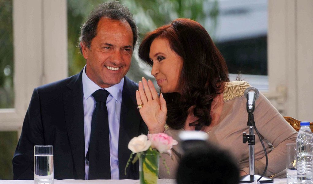 O candidato do partido governista à Presidência da Argentina, Daniel Scioli, ampliou sua liderança nas intenções de voto para as eleições gerais deste mês, de acordo com uma pesquisa publicada neste domingo; Scioli, da Frente para Vitória, lidera as intenções de voto com 38,6%, seguido pelo atual prefeito de Buenos Aires, Mauricio Macri, com 27,9%, de acordo com pesquisa da consultoria Management &amp; Fit; a Argentina realiza eleições gerais no próximo dia 25