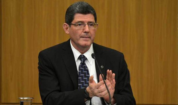 O ministro da Fazenda, Joaquim Levy, encontrou-se nesta quarta-feira, 30, com o presidente do Senado, Renan Calheiros (PMDB), e voltou a defender a manutenção dos vetos da presidente Dilma Rousseff que aumenta em R$ 150 bilhões os gastos do governo; "Cada veto mantido é um imposto a menos que a gente paga. O valor dos vetos são duas CPMFs [Contribuição Provisória sobre Movimentações Financeiras] e é muito dinheiro. A gente tem que evitar gastar neste momento para não ter mais impacto nos impostos", afirmou Levy