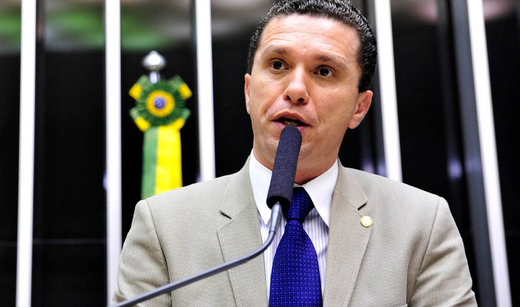 O PRB entrou com um mandado de segurança no STF para que o deputado federal Fausto Pinato (PRB-SP) seja reconduzido ao posto de relator do processo de cassação do mandato do presidente da Casa, Eduardo Cunha (PMDB-RJ); o partido alega que Pinato foi afastado de forma ilegal e arbitrária da relatoria do processo contra Cunha no Conselho de Ética e Decordo Parlamentar da Câmara