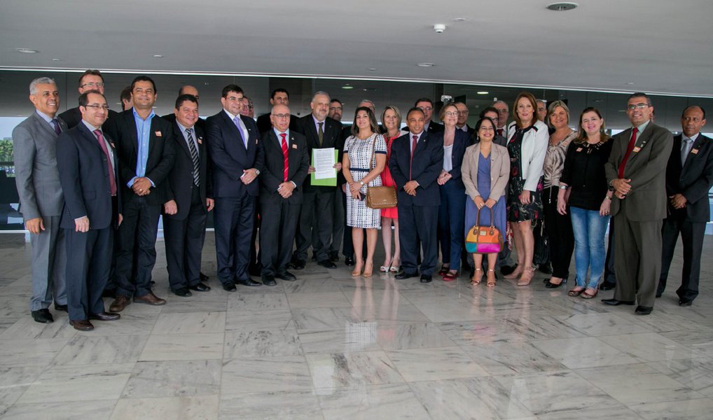 Reitores e pró-reitores de 41 universidades e institutos técnicos entregaram ao ministro Ricardo Berzoini uma carta de manifestação contrária à abertura do processo de impeachment contra a presidente Dilma Rousseff; "Manifestamos veementemente posição contrária a qualquer tentativa de confisco à democracia", afirmou o representante dos reitores, Marcelo Machado; Berzoini também recebeu representantes da Frente Brasil Popular, que reúne movimentos sociais como a CUT, MST, UNE, Contag e Marcha Mundial das Mulheres
 