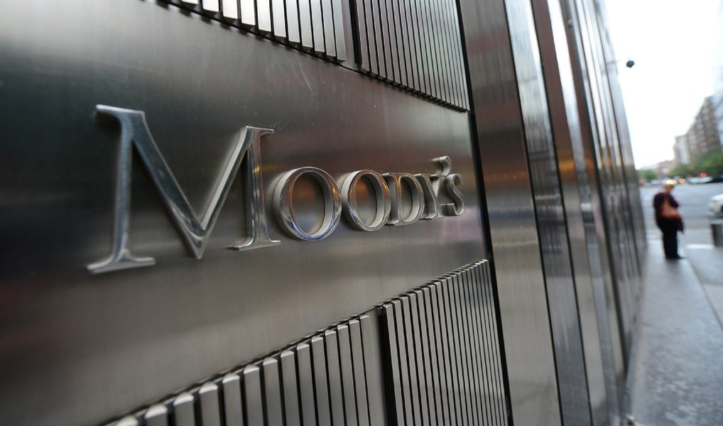 Brasil ainda está em condição melhor do que países que perderam o selo de bom pagador, apesar da forte deterioração da economia, disse o analista da Moody's Investors Service Mauro Leos nesta terça-feira, 22; segundo ele, entretanto, a Moody's espera que a recessão no país se prolongue até o próximo ano, elevando a dívida do país a cerca de 70% do PIB