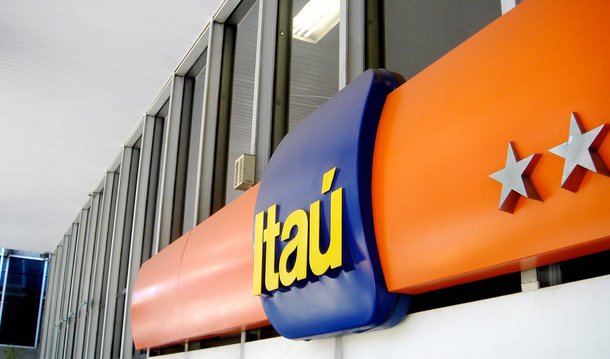 Análise do Itaú Unibanco aponta que países que perderam o grau de investimento levam, em média, 7,2 anos para recuperar o selo de bom pagador; principais indicadores que influenciam no tempo são a taxa de poupança, nível de inflação e a relação dívida/PIB; países que mais demoraram para recuperar o grau de investimento tinham uma dívida bruta que chegava a 70% do PIB; Brasil, que teve sua nota rebaixada no último dia 9 pela agência S&amp;P, possui um comprometimento de 63%; "O ajuste nas contas públicas e externas bem como o controle da inflação foram cruciais para a recuperação da confiança dos investidores, do investimento, do crescimento e, consequentemente, do grau de investimento nesses países", diz a análise