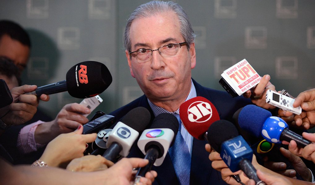 Após impedir na semana passada a votação dos vetos, o presidente da Câmara, Eduardo Cunha (PMDB-RJ), disse nesta segunda (5) que, se preciso, não fará sessões da Câmara amanhã para viabilizar a sessão do Congresso Nacional; "Só acho que 11h30 da manhã cedo para o padrão da Casa, para os deputados chegarem. Espero que eles, convocados, venham. Se quiserem adiar para 15h, 18h, 21h, não tem problema não. A Câmara, se precisar, nem sessão faz amanhã", afirmou