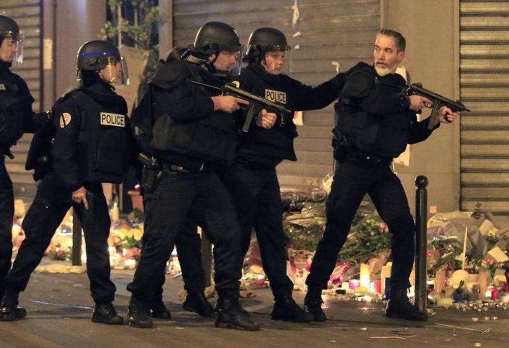 Policiais vasculhando veículo suspeito próximo ao restaurante La Carillon, após ataques em Paris. 15/11/2015 REUTERS/Pascal Rossignol