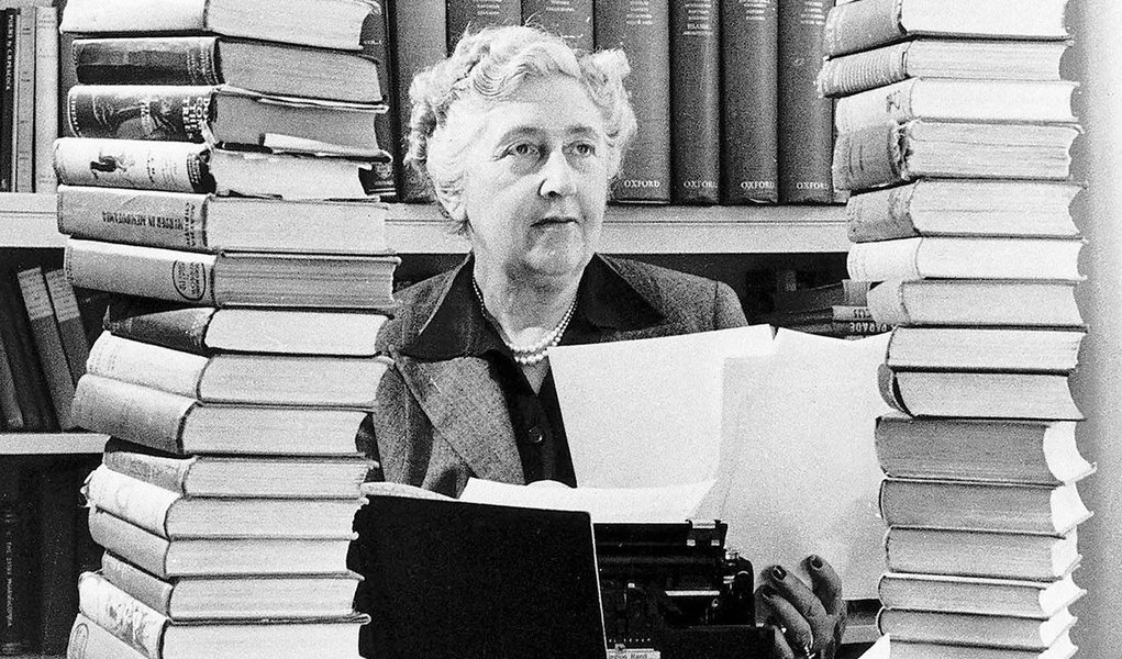 Com seus mistérios de detetives e descobertas de assassinatos, os romances de Agatha Christie conquistaram gerações de fãs desde a primeira publicação, 95 anos atrás; agora, em um mundo de smartphones e tablets, seu trabalho tem como alvo as audiências digitais, com um aplicativo que conta as histórias por uma mídia social de mensagens, fotos e vídeos; baseado no livro composto de contos "O Misterioso Sr. Quin", o piloto "Sr Quin" está sendo cotado como o primeiro drama digital do tipo