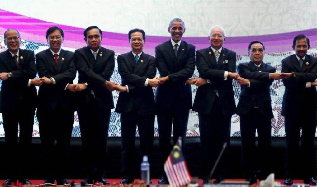 Nações do Sudeste Asiático estabeleceram comunidade formal que busca propiciar a circulação mais livre de comércio e de capital em uma área de 625 milhões de pessoas com uma produção econômica combinada de US$ 2,6 trilhões; comunidade ASEAN, formada por dez países, levou 12 anos para se tornar realidade