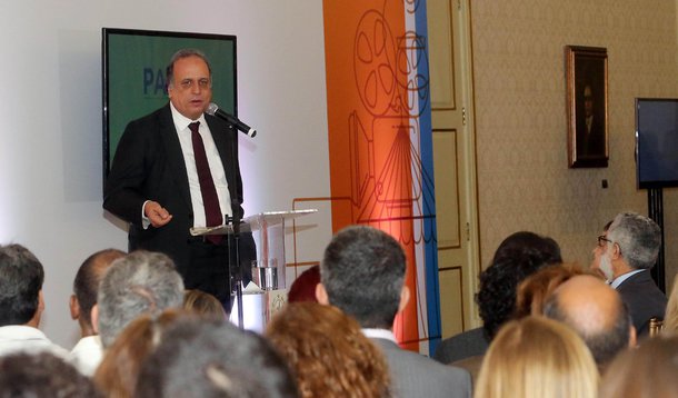 Governador afirmou que entre os fatores para o déficit orçamentário do Rio de Janeiro nas contas de 2016 estão a crise econômica e a queda no preços do barril de petróleo, que afeta a arrecadação de royalties; "Acho muito difícil que não tenha déficit, porque acho que o preço do barril de petróleo não se recupera. Mas o que eu quero é que tenha o mínimo possível de déficit. Estou vendo as possibilidades. São anos difíceis. Os estados brasileiros dependem muito da transferência de receita da União", disse