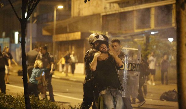 Jornalista Leonardo Sakamoto alertou nesta quarta-feira, 2, que a política de repressão dura do governador Geraldo Alckmin (PSDB) contra os protestos de estudantes contrários à "reorganização" da rede estadual de ensino pode caminhar para uma tragédia; "O senhor vai realmente esperar que, em alguma ação desastrada que fuja do controle, um estudante morra pelas mãos da polícia para começar a negociar de verdade?", questiona; "Traduzir esse movimento em imagem para uma sociedade de imagem em movimento poderá ser a faísca que falta para reacender junho de 2013"