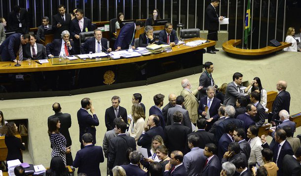 A matéria prevê o uso do voto impresso nas urnas eleitorais para conferência pelo eleitor, sem contato manual, assim como para posterior auditoria. A regra entrará em vigor nas próximas eleições gerais, em 2018; com a derrubada do veto, o texto vetado pelo governo será reinserido na Lei 13.165/15, da reforma política
