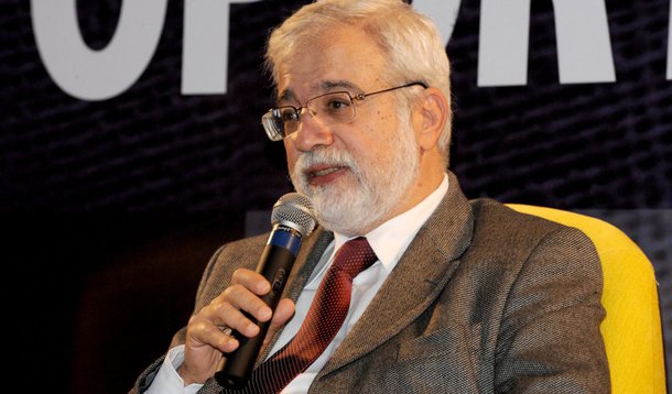 Presidente do Banco Central no governo Fernando Henrique Cardoso (PSDB), o economista Gustavo Loyola criticou nesta quarta-feira, 2, a política econômica da presidente Dilma Rousseff, mas condenou quem defende o seu impeachment com base na situação econômica do País; "Impeachment não é uma solução que você adota toda hora porque o governo se tornou impopular ou não consegue resolver os problemas", afirmou; "Se a gente der vez a esse tipo de ideia, vai ser muito mais fácil fazer impeachment no futuro. É só ter um Congresso trabalhando totalmente contra o governo, levar a economia a uma situação insustentável e propor um impeachment", completou; Loyola criticou o PSDB por votar na Câmara "contra o que sempre defendeu"
 
 
 